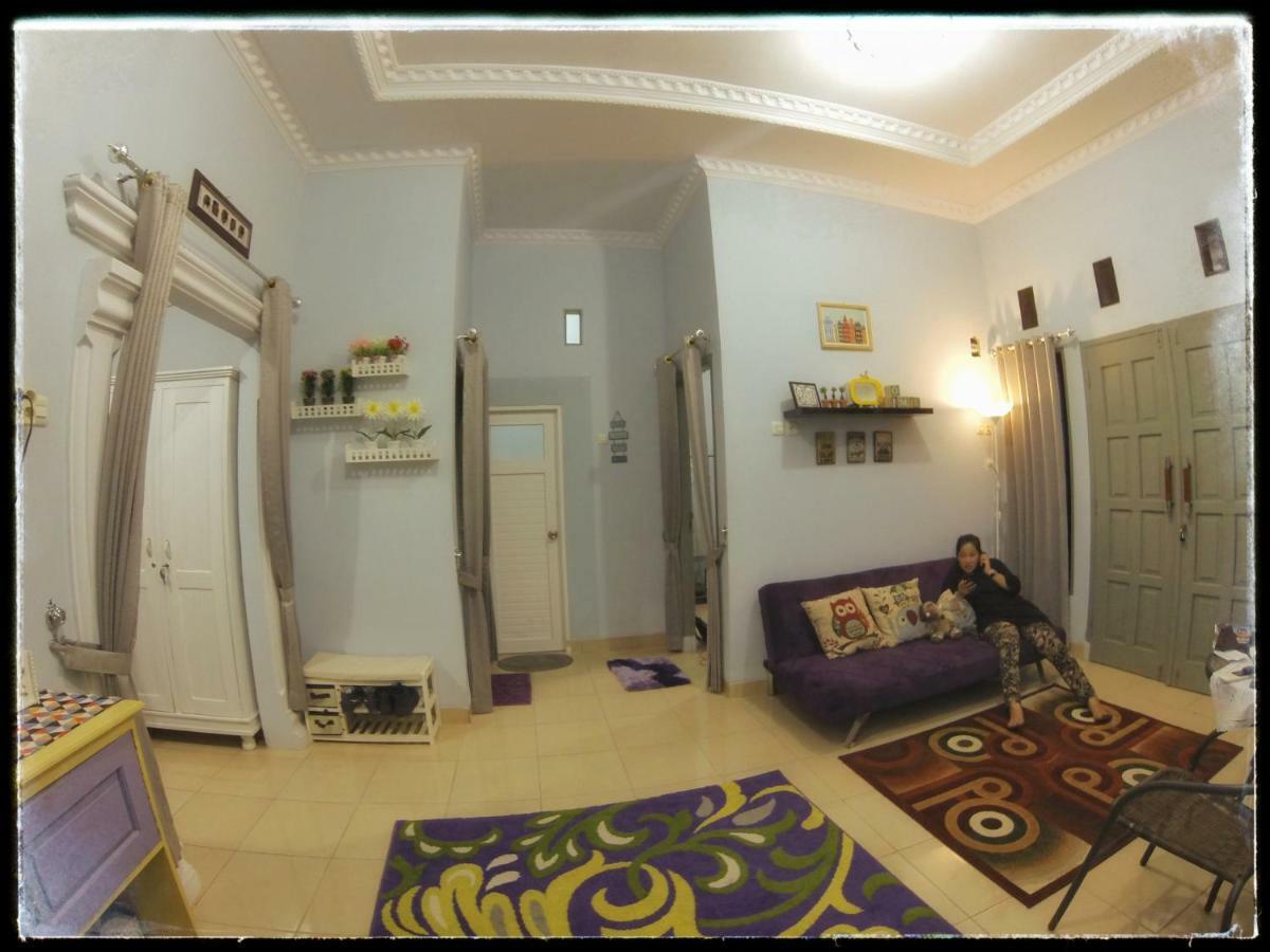 Rumah Ayin Homestay Near Airport Palembang Bagian luar foto