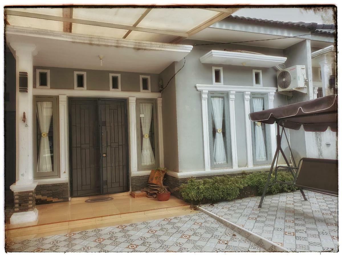 Rumah Ayin Homestay Near Airport Palembang Bagian luar foto