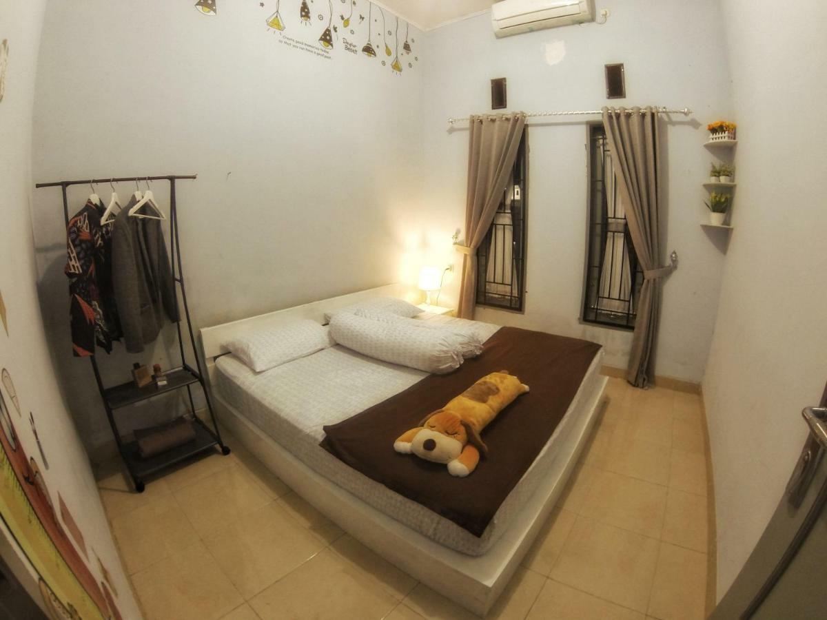 Rumah Ayin Homestay Near Airport Palembang Bagian luar foto